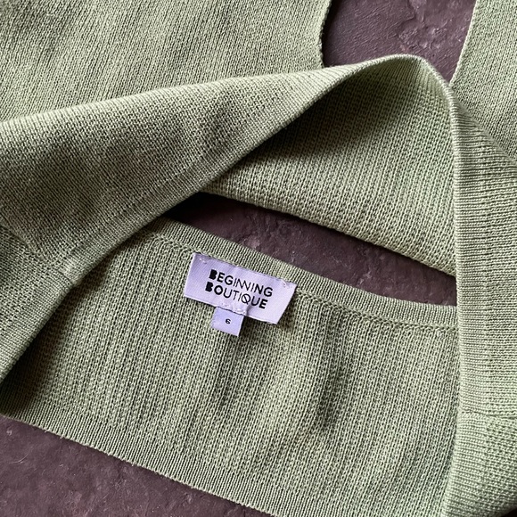 Green Cropped Halter Top - Picture 3 of 4